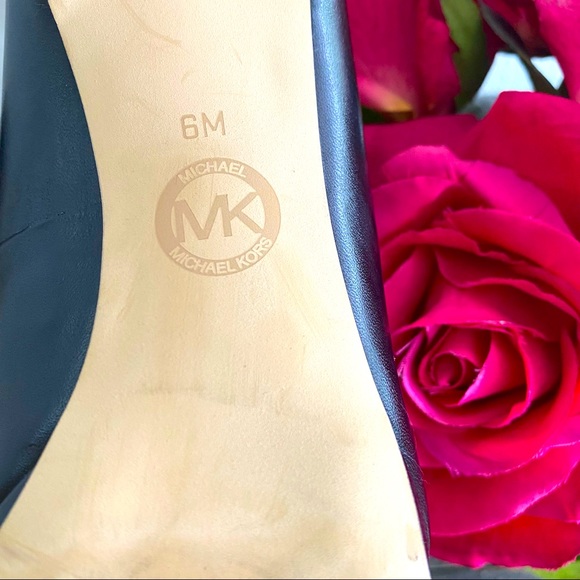 Michael Kors peep-toe “Josie Peep” w/Mk gold lock detail on back. (Size 6M).🌹 - Picture 14 of 16